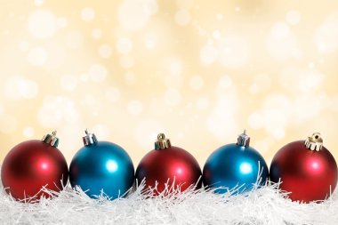 Mavi ve kırmızı Noel topları altın
