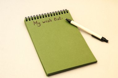 El üstünde defter dilek listesi çizimi