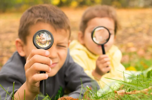 Ragazzo e ragazza con ciclo Foto Stock Royalty Free