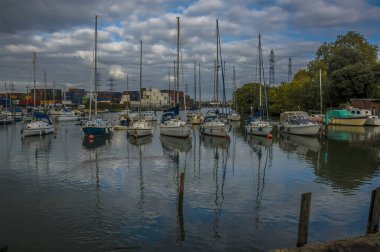 Sonbaharda İngiltere 'nin Southampton kenti yakınlarındaki Eling' deki nehir testine demirlemiş teknelerin görüntüsü