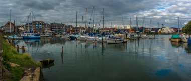 Sonbaharda İngiltere 'nin Southampton kenti yakınlarındaki Eling' deki nehir testine demirlemiş teknelerin panorama görüntüsü.