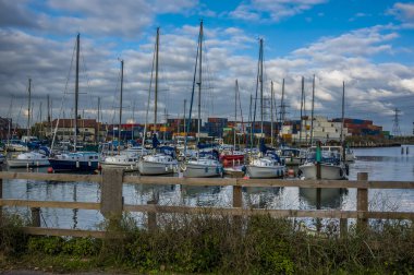 Sonbaharda İngiltere 'nin Southampton kenti yakınlarındaki Eling Marina' da bir sürü eğlence teknesi.