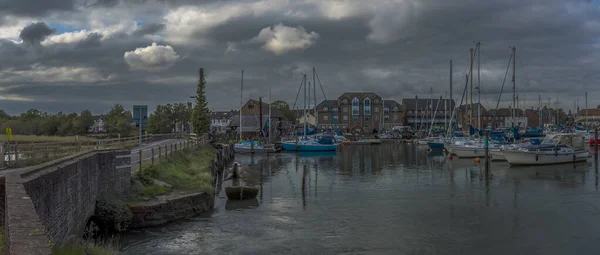 英国南安普敦附近的爱玲码头 一座古老的收费站和一座潮汐磨坊与现代公寓形成了鲜明对比 — 图库照片