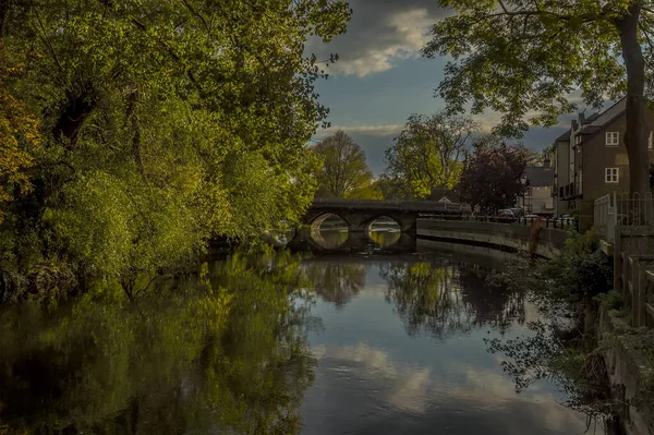 Utsikt Längs Floden Avon Mot Den Antika Bron Vid Fordingbridge — Stockfoto
