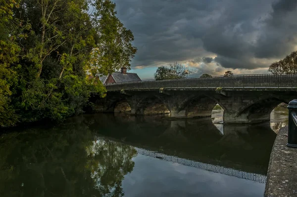 Una Vista Través Del Antiguo Puente Sobre Río Avon Fordingbridge — Foto de Stock