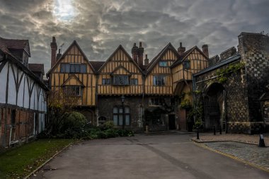 Winchester, İngiltere 'de sonbaharda bir ortaçağ sokağı manzarası