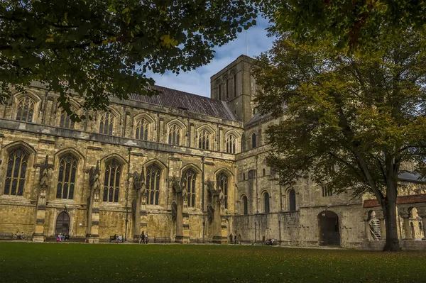 秋に英国ウィンチェスターの大聖堂への眺め — ストック写真