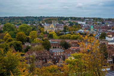 Sonbaharda İngiltere 'nin Winchester kentindeki St. Giles Hill' den bir manzara