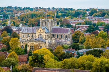 St Giles Hill 'den sonbaharda İngiltere' nin Winchester kentindeki katedrale doğru bir manzara