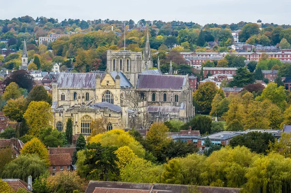 St Giles Hill 'den sonbaharda İngiltere' nin Winchester kentindeki katedrale doğru bir manzara