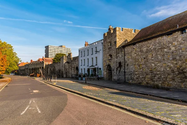 Utsikt Längs Gata Med Lämningar 1200 Talets Stadsmurar Southampton Storbritannien — Stockfoto