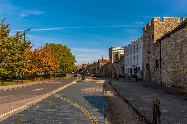 秋に英国サウサンプトンの13世紀の城壁の遺跡に沿って眺め — ストック写真