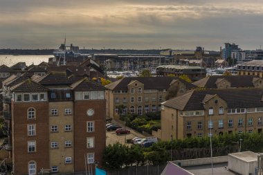 Sonbaharda İngiltere 'nin Southampton kentindeki Ocean Village' a doğru çatıların üzerinden Itchen Köprüsü 'nün manzarası