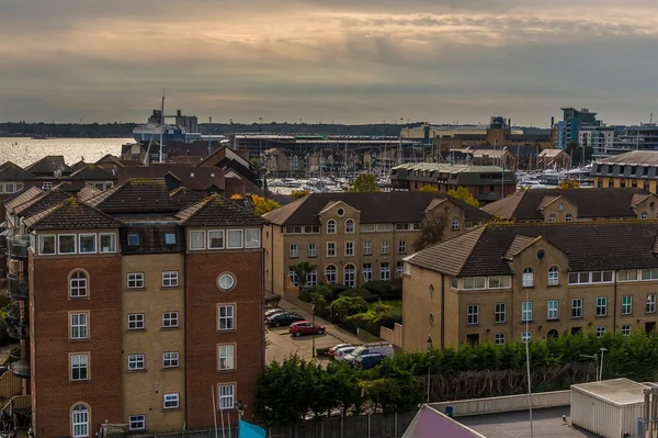 Sonbaharda İngiltere 'nin Southampton kentindeki Ocean Village' a doğru çatıların üzerinden Itchen Köprüsü 'nün manzarası