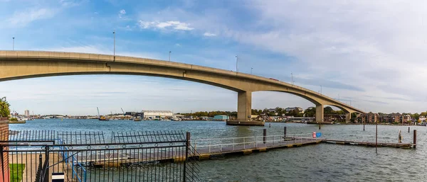 Sonbaharda İngiltere 'nin Southampton kentindeki Itchen Köprüsü' nün manzarası.