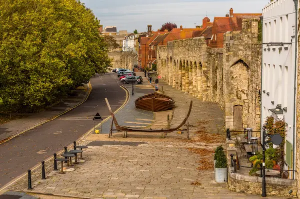 Pohled Středověké Hradby Arkády Southamptonu Velká Británie Podzim — Stock fotografie