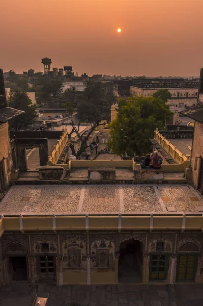 印度拉贾斯坦邦曼达瓦的哈维里屋顶的落日景象 — 图库照片
