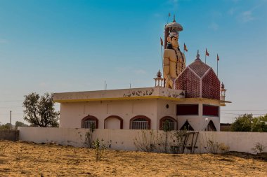 Hindistan, Rajasthan, Bikaner yakınlarındaki bir maymun tapınağına doğru bir manzara.