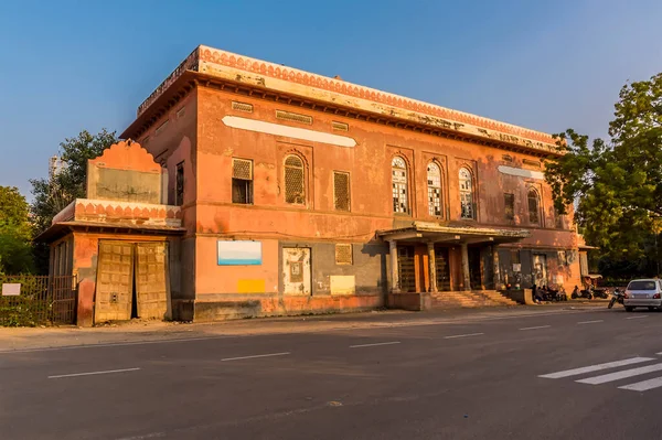 Bikaner, Rajasthan, Hindistan 'da batan güneşle aydınlatılmış terk edilmiş bir tiyatro binası.