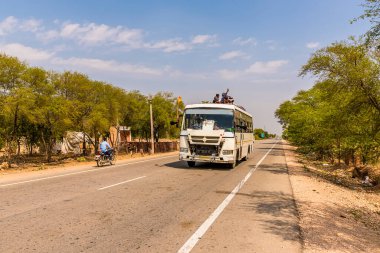 Hindistan, Rajasthan 'da bir otobüsün içinde ve dışında Hintli yolcular