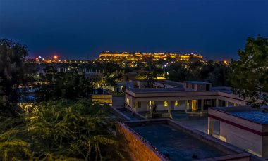 Jaisalmer 'in çatısından Hindistan' ın Rajasthan kentindeki eski şehre doğru olan manzara.