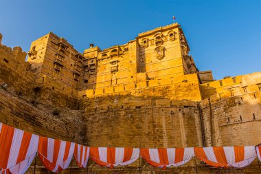 Jaisalmer, Rajasthan, Hindistan 'daki eski şehrin duvarlarına bakan bir manzara.