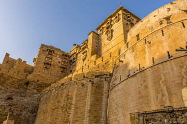 Manzara Jaisalmer, Rajasthan, Hindistan 'daki eski şehrin duvarlarına bakıyor.