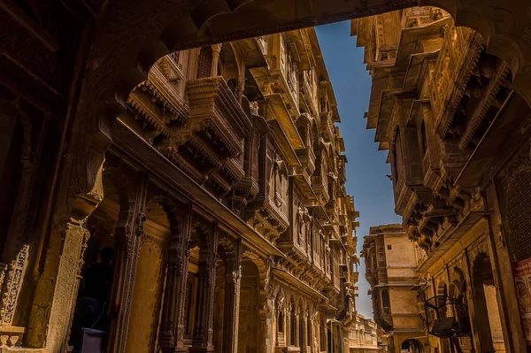 Widok Dół Wąskiej Ulicy Balkonami Wspornika Jaisalmer Rajasthan Indie — Zdjęcie stockowe