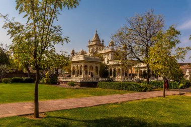 Jodhpur, Rajasthan, Hindistan 'daki Jaswant Thada anıtına doğru bir manzara