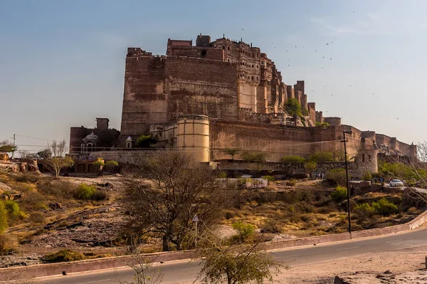 Widok Przez Pustynny Skalisty Park Kierunku Fortu Ponad Miastem Jodhpur — Zdjęcie stockowe