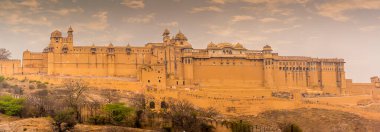 Maotha Gölü boyunca Jaipur, Rajasthan, Hindistan 'daki kaleye doğru bir manzara.