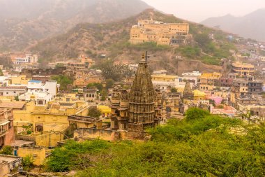 Sabahın erken saatlerinde Jaipur, Rajasthan, Hindistan 'a, Amber Kalesi' nin yakınlarına bakan bir manzara.