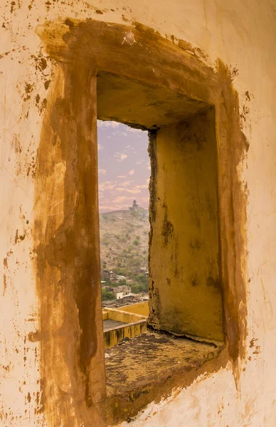 Okno Widokiem Szczyt Góry Fortyfikacje Nad Jaipur Rajasthan Indie — Zdjęcie stockowe