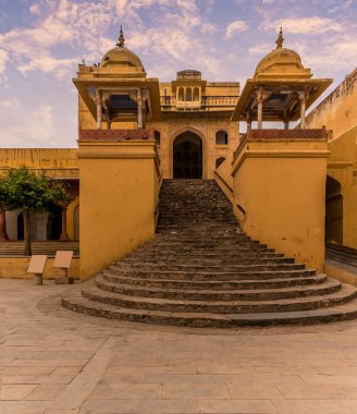 Jaipur, Rajasthan, Hindistan 'daki Amber Kalesi' nin iç avlusuna giden adımlar.