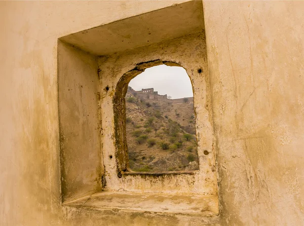 Une Vue Travers Portail Vers Les Fortifications Sommet Montagne Dessus — Photo