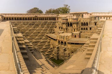 Sabahları Hindistan, Rajasthan, Jaipur yakınlarındaki Abhaneri 'de bir merdivenden diğerine manzara.