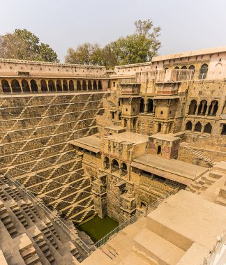 Sabahleyin Hindistan, Rajasthan, Jaipur yakınlarındaki Abhaneri 'de bir merdivene bakan bir köşe manzarası.