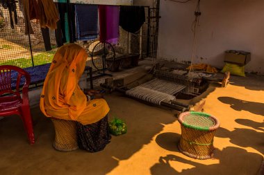 Sabahleyin Hindistan, Rajasthan, Jaipur yakınlarındaki Abhaneri 'de dokuma tezgahı.