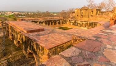 Günbatımında Hindistan, Fathepur Sikri 'deki terk edilmiş bir tapınakta bir kuyu manzarası.