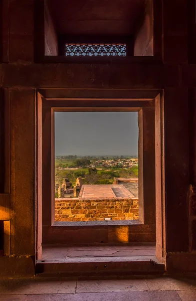 从印度Fathepur Sikri废弃寺庙的窗户向外眺望 — 图库照片