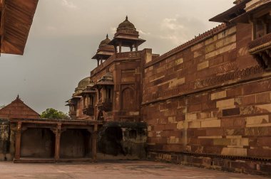 Hindistan, Fathepur Sikri 'deki terk edilmiş tapınak kompleksinin arka duvarına doğru bir manzara.