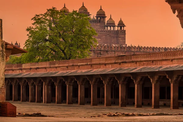 日落时分 在印度的Fathepur Sikri 一座废弃的寺庙城墙对面的风景 — 图库照片