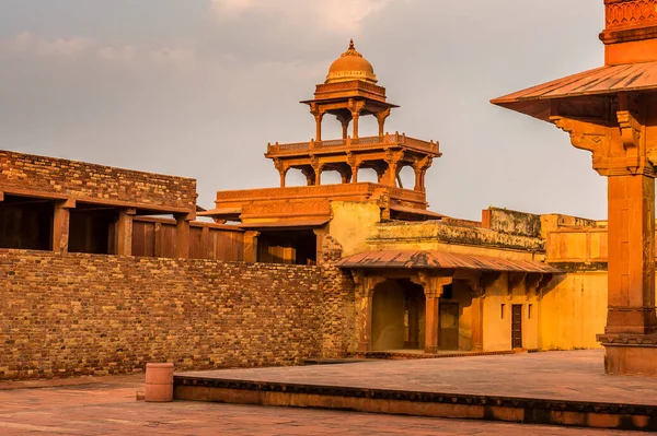 日落时分 在印度的Fathepur Sikri 一座废弃的寺庙城墙上 夕阳西下的景象闪烁着光芒 — 图库照片