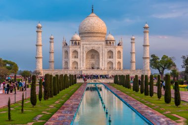 Hindistan 'ın Agra kentindeki inanılmaz Taj Mahal mozolesinin görüntüsü.
