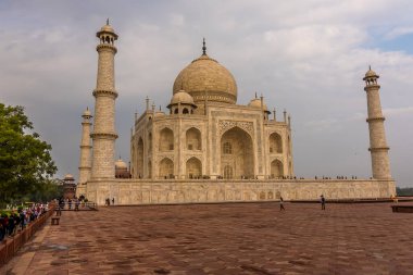 Hindistan 'ın Agra kentindeki Taj Mahal kompleksine doğru bir manzara.