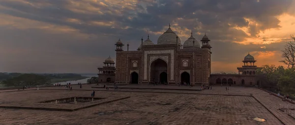 Hindistan Agra Kentindeki Taj Mahal Kompleksinin Kuzey Tarafına Doğru Bir — Stok fotoğraf