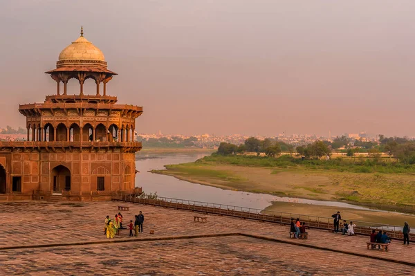 Hindistan Agra Kentindeki Taj Mahal Kompleksinden Gün Doğumunda Yamuna Nehrinin — Stok fotoğraf