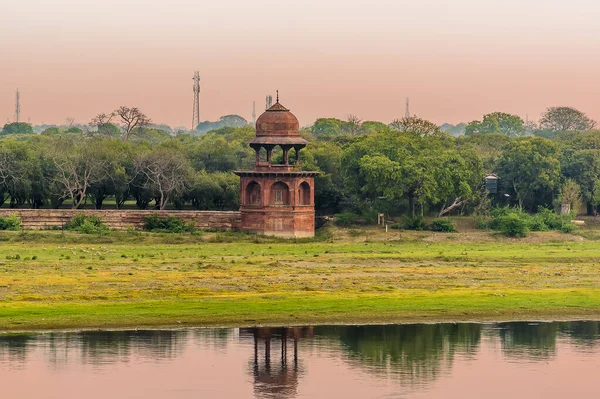 Sabahın Erken Saatlerinde Hindistan Agra Kentindeki Yamuna Nehri Nin Karşısında — Stok fotoğraf