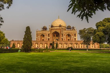 Hindistan, Dehli 'deki Humayan Mezarı' na doğru bir manzara.