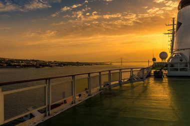 Sonbaharda gündoğumunda Tagus Nehri 'nden Lizbon' a giden bir geminin görüntüsü.